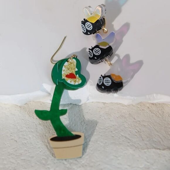 14k VENUS FLY TRAP & FLY whimsical kawaii novelty earrings - Picture 4 of 6